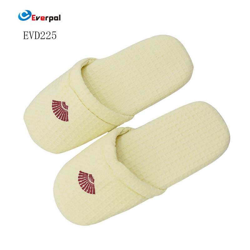 Tại sao dép bánh quế đơn giản lại trở thành lựa chọn không thể bỏ qua cho giày dép đi trong nhà thoải mái
